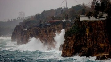 Antalya'da çıpa yel ve yağmur çarpıcı oluyor