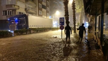 Antalya'da sert yağmur sere bozukluk oldu
