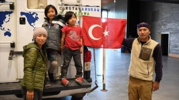 Antalya'da canlı yabancılar da depremzedelere iane düşüncesince seferber oldu