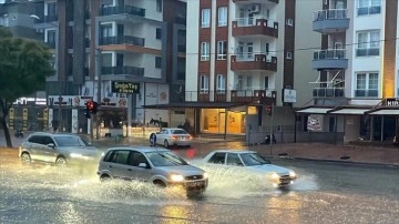 Antalya'nın Elmalı ilçesinde şiddetli yağış dolayısıyla öğrenime açıklık verildi