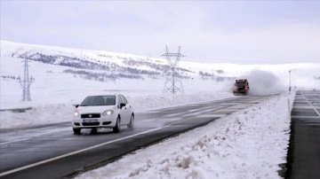 Ardahan'da kar ve tipi sürücülere ağır anlamış olur yaşatıyor