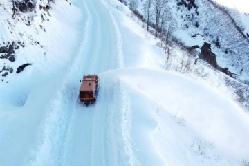 Artvin'de kar kalınlığı 1,5 metreyi bulan Camili yolu ulaşıma açıldı