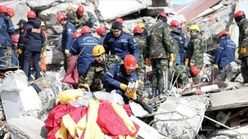 Azerbaycanlı takımlar Kahramanmaraş'ta 5'i bebek 26 kişiyi çöküntü altından kurtardı