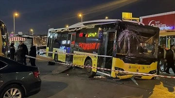 Bahçelievler'de İETT otobüsü durak uğrunda minibüse çarptı, 1 insan öldü, 4 insan yaralandı