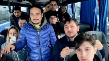 Bakan Çavuşoğlu, Ukrayna’dan boşaltma edilen Türk vatandaşlarıyla görüntülü musahabe yaptı