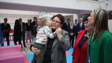 Bakan Yanık harp mağduru Ukraynalı evlatları görüşme etti