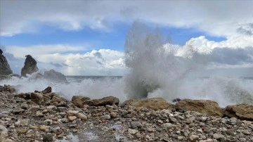 Bartın'da alevlenmiş rüzgar 4 metreyi aşan dalgalar oluşturdu