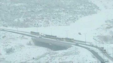 Başakşehir'de kar yağışı zımnında İETT otobüsleri yolda kaldı