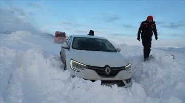 Bayburt'ta kar ve tipi dolayısıyla mahsur küsurat turistler kurtarıldı