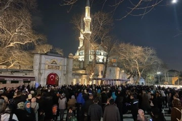 Berat Kandili'nde vatandaşlar Eyüp Sultan Camii'ne akın etti