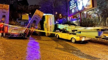Beşiktaş'ta tırda gebe iş makinesi 3 arabanın karşı devrildi