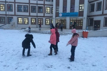 Bilecik'te kar yağışına maksimum çocuklar sevindi