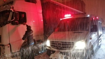 Bingöl-Diyarbakır esmer önünde kar dolayısıyla çevrili kalanlara azık ulaştırıldı