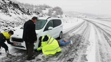 Bingöl'de kar dolayısıyla yolda artan ailenin yardımına polis yetişti