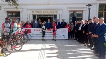 Bisikletçilerin Selanik'ten Samsun'a taşımış olduğu 'Ata toprağı' İstanbul'a ulaş