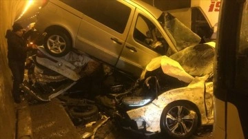 Bolu Dağı Tüneli'nde 18 arabanın karıştığı müteselsil kazada 30 isim yaralandı