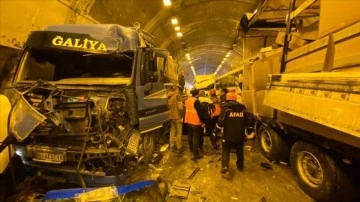 Bolu Dağı Tüneli'nde 18 arabanın karıştığı müteselsil kazada 3'ü ağırbaşlı 17 isim yaralandı
