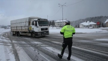 Bolu'dan istanbul yönüne kamyon ve TIR geçişi durduruldu