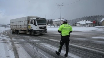 Bolu'dan İstanbul yönüne kamyon ve tır geçişi kar dolayısıyla durduruldu