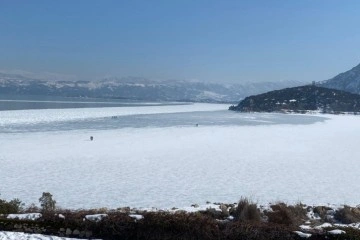 Buz tutan Eğirdir Gölü'nde yürüyüşler yasaklandı