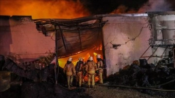 Çatalca'da birlikte fabrikada çıkan ve bitişik fabrikaya da sıçrayan yangın söndürüldü