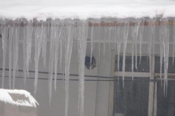 Çatılarda oluşan buz sarkıtları tehlike saçıyor