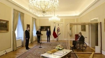 Çek Cumhurbaşkanı Zeman, müstevli dolayısıyla girmiş olduğu transparan kabinin içerisinden başvekil atadı