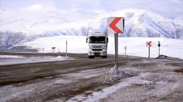 Çıldır-Aktaş kara yolu tipi dolayısıyla tır geçişlerine kapatıldı