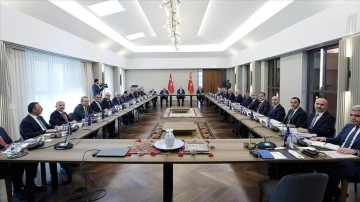 Cumhurbaşkanı Erdoğan, Ahlat'ta bölge valileriyle ortak araya geldi