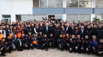 Cumhurbaşkanı Erdoğan, Antalya'daki sel afetinde fariza eden AFAD personeliyle ortak araya geldi