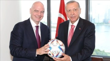 Cumhurbaşkanı Erdoğan, FIFA Başkanı Infantino'yu benimseme etti