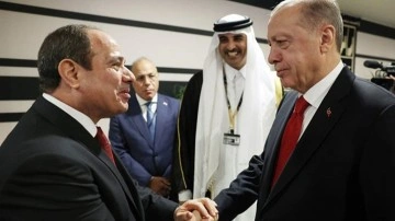 Cumhurbaşkanı Erdoğan, Mısır Cumhurbaşkanı Sisi ile tokalaştı, aykırılık ayağa kalktı!
