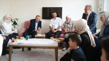 Cumhurbaşkanı Erdoğan, Ordu'da çay davetinde mevcut aileyi görüşme etti