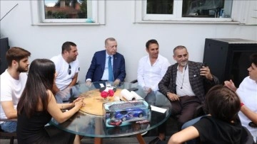 Cumhurbaşkanı Erdoğan, vatandaşlarla sohbet yazar çay içti