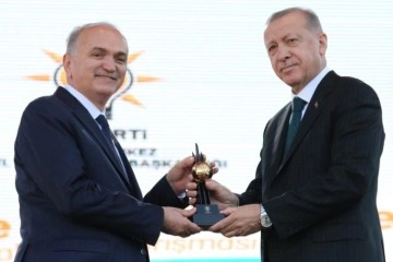 Cumhurbaşkanı Erdoğan'dan Başkan Özlü'ye ödül