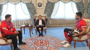 Cumhurbaşkanı Yardımcısı Oktay, milli güreşçiler Kayaalp ve Akgül'ü benimseme etti
