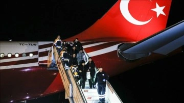 Cumhurbaşkanlığına ilişik "TUR" uçağı zelzele alanından 14 yaralıyı Ankara'ya nakletti
