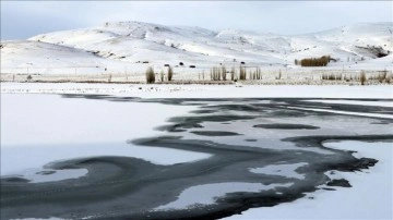 Demirözü Barajı'nın yüzeyi baştan buzla kaplandı