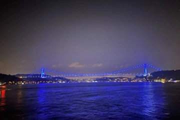 Denizcilik ve Kabotaj Bayramı düşüncesince Fatih Sultan Mehmet Köprüsü mavi renge büründü