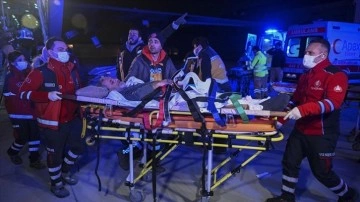 Deprem alanından 51 yaralı uçakla İstanbul'a getirildi