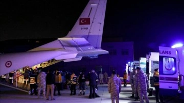 Deprem sahasından 6 yaralı cankurtaran uçakla İstanbul'a getirildi