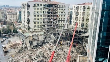 Depremde Diyarbakır'da iş merkezinin yıkılmasına bağlı 3 isim yakalandı