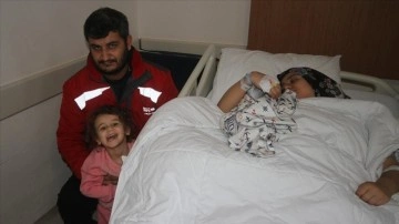 Depremzede yüklü avrat Konya'da bebeğini kucağına aldı
