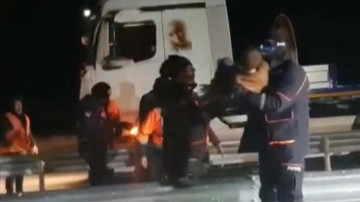Diyarbakır-Siverek kara önünde karda mahsur artan 2'si geçici otobüsü 49 araç kurtarıldı