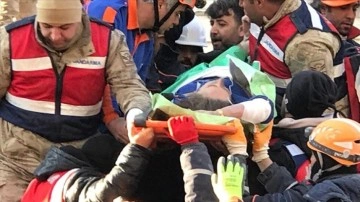Diyarbakır'da depremde yıkılan yapının enkazından 101 sayaç sonradan ana ve oğlu kurtarıldı