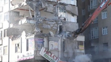 Diyarbakır'da yıkımına başlanan 9 bükülmüş bina çöktü
