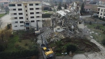 Düzce'de depremde ağır hasar gören 2 ortaöğretim lojmanı yıkılıyor