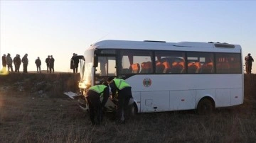 Edirne'de memurları haiz servis minibüsünün lastiği patladı, 8 insan yaralandı