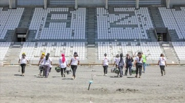Elazığ Stadı'na boya badana eğitimi meydan Diyarbakırlı hanımefendilerin eli değdi