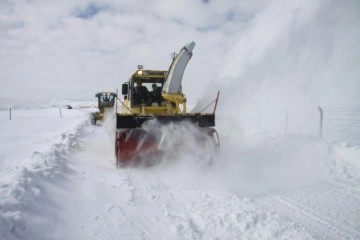 Erzincan’da kar ve tipiden 104 köy yolu ulaşıma kapandı